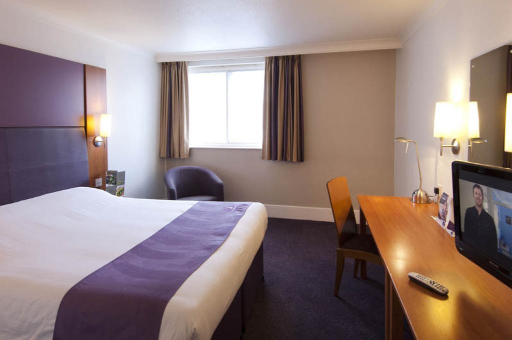 Premier Inn London Kensington Exterior foto